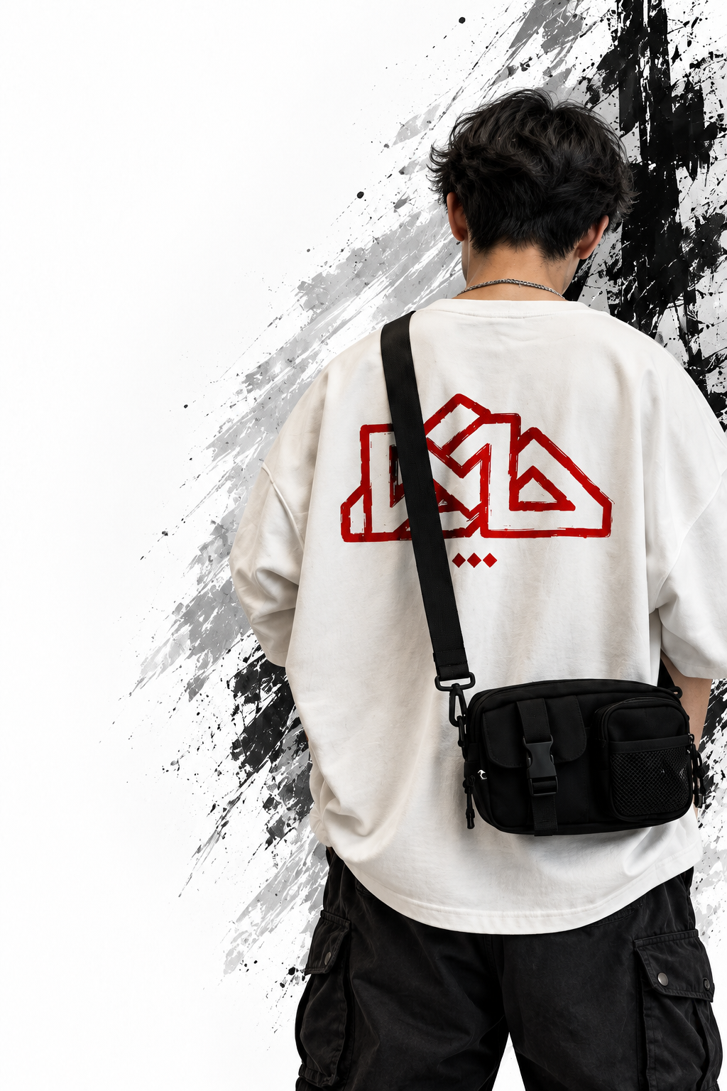 Persona de espalda con camiseta urbana blanca y bolso negro cruzado